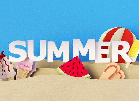 Das Wort 'SUMMER' in großen weißen Buchstaben vor blauem Himmel, umgeben von Sand, Eiscreme, Wassermelone, Strandball und Eislutscher.