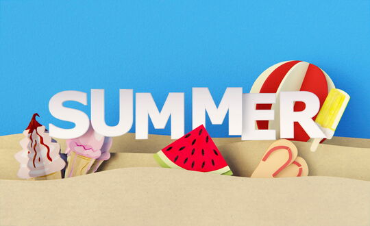 Das Wort 'SUMMER' in großen weißen Buchstaben vor blauem Himmel, umgeben von Sand, Eiscreme, Wassermelone, Strandball und Eislutscher.